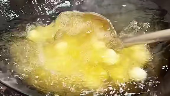 先炸后炒的酸菜汤圆 本以为是黑暗料理结果一口爆浆巨好吃