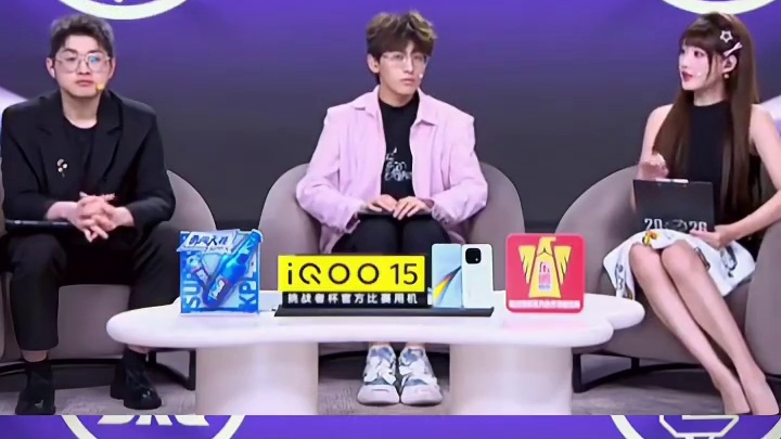 官方安排两个吵过架的一块解说。