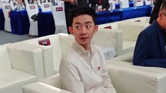 吴宜泽获二十万奖金 吴宜泽现身台球博览会金利来展位，金利来主席曾智明赠送二十万奖金