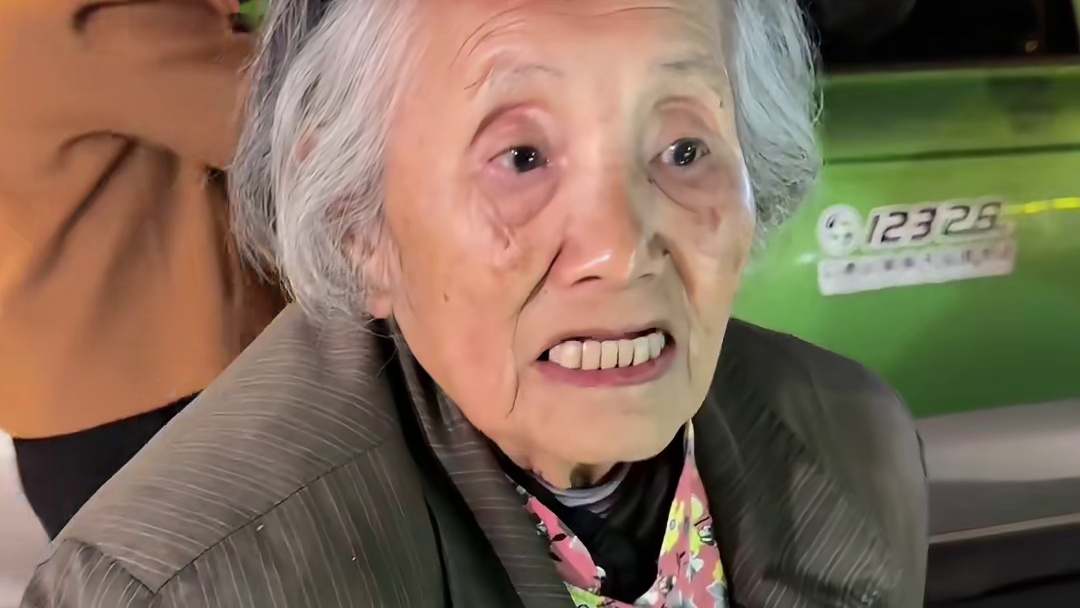 成都街头，温柔的蛋烘糕婆婆~