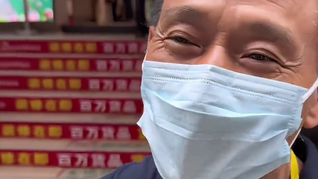 重庆街头10元自助盒饭 21个菜随便吃，老板说吃不饱不准走~