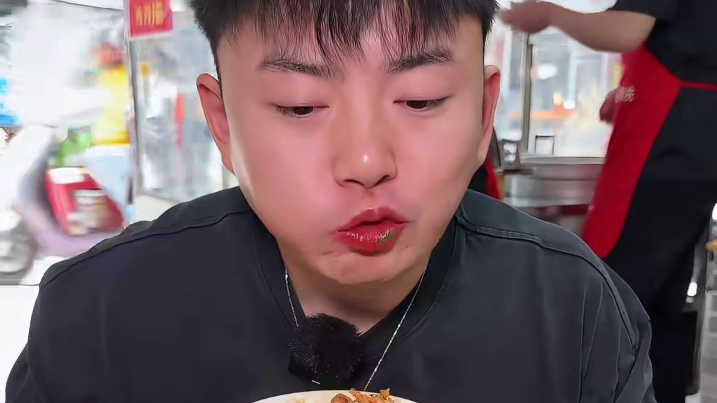 重口味冒菜的下饭能力直接给到夯！火锅底料熬制的汤底加上秘制辣油，千层肚黄喉双脆配上手工嫩肉片，谁懂冒菜里夹出耙蹄花的救赎感！