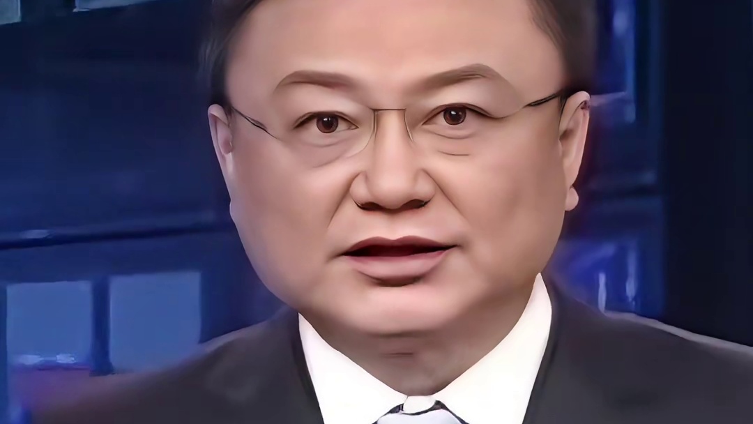 为何主持人从不低头看稿？直到演播室全景曝光，才知稿件只是幌子