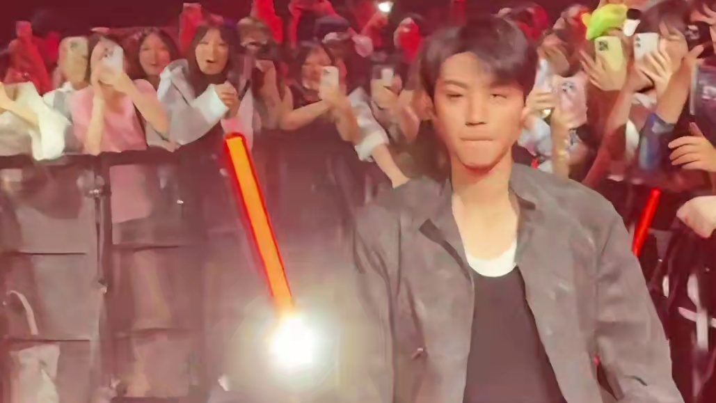 karry 王电竞男神 karry 起飞！今天表演赛先是被脸帅一跳然后再被操作帅一大跳！瓦手小王不要