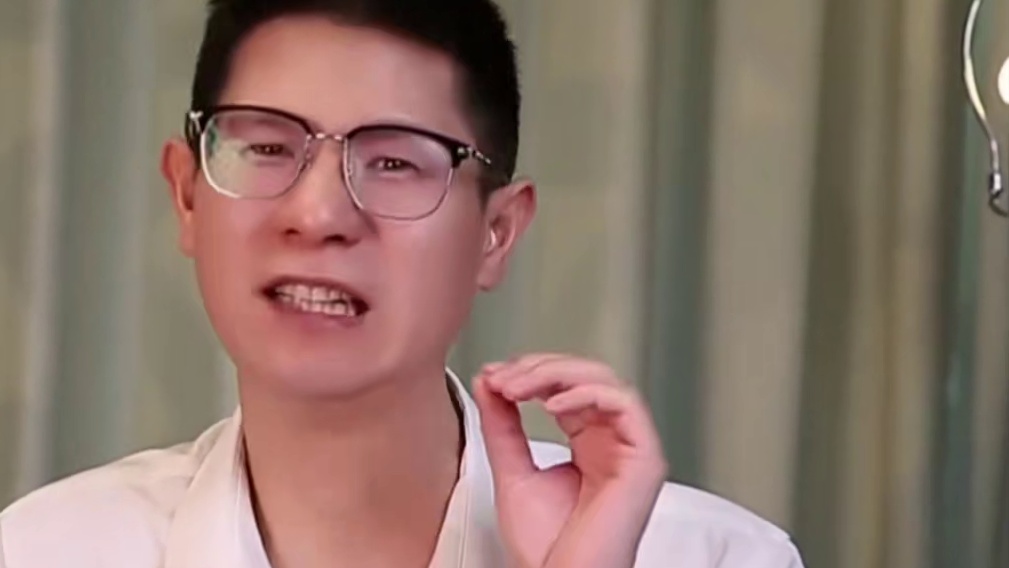 首先，DeepSeep不是不收费，它只是暂时不收费，而最终是肯定要收费的。免费的DeepSeek我会