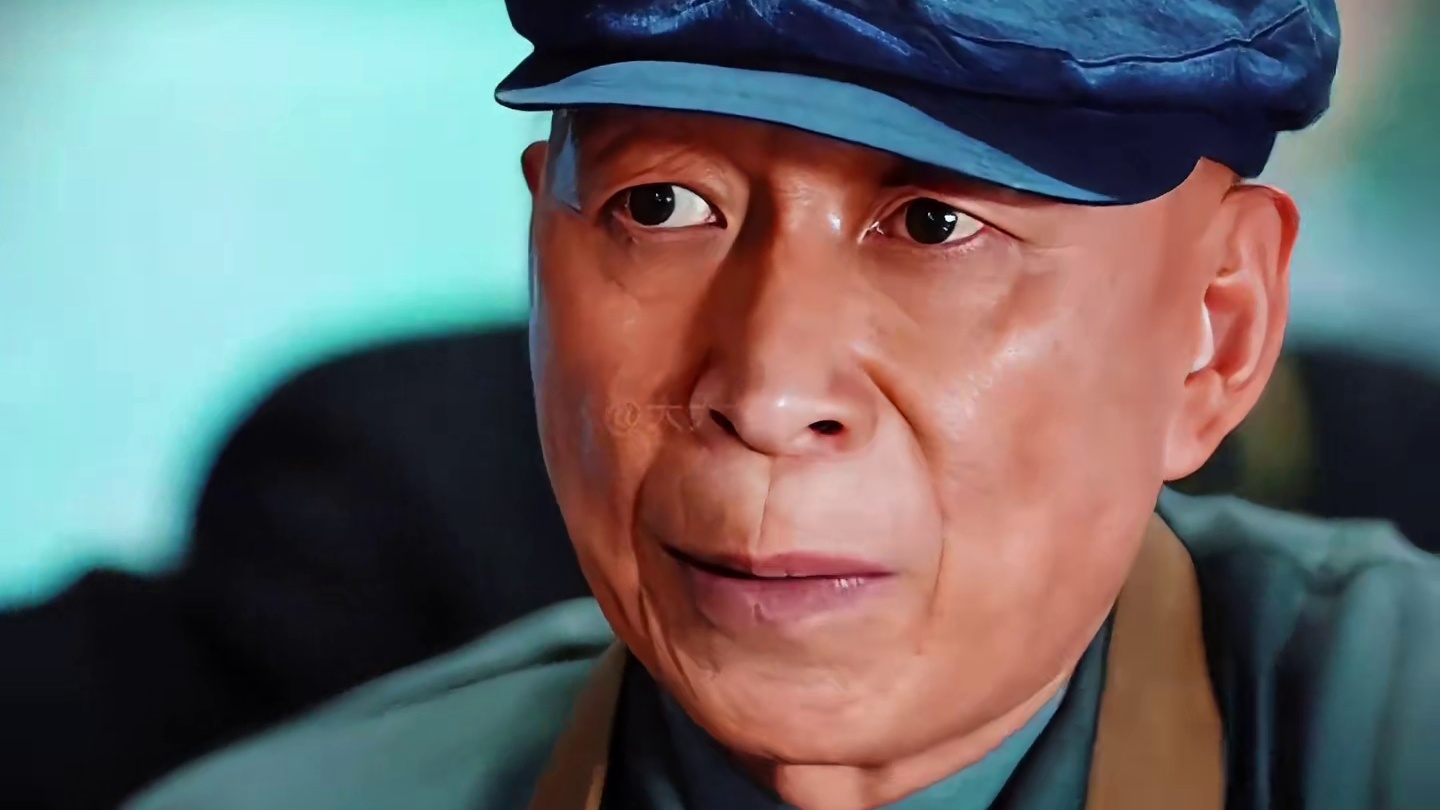 “劫匪在火车上强行卖烤鸭，警察只用一招便将其制服”