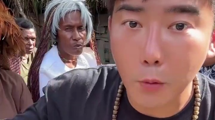 李忆自己研发生产哈尔滨家乡美食。