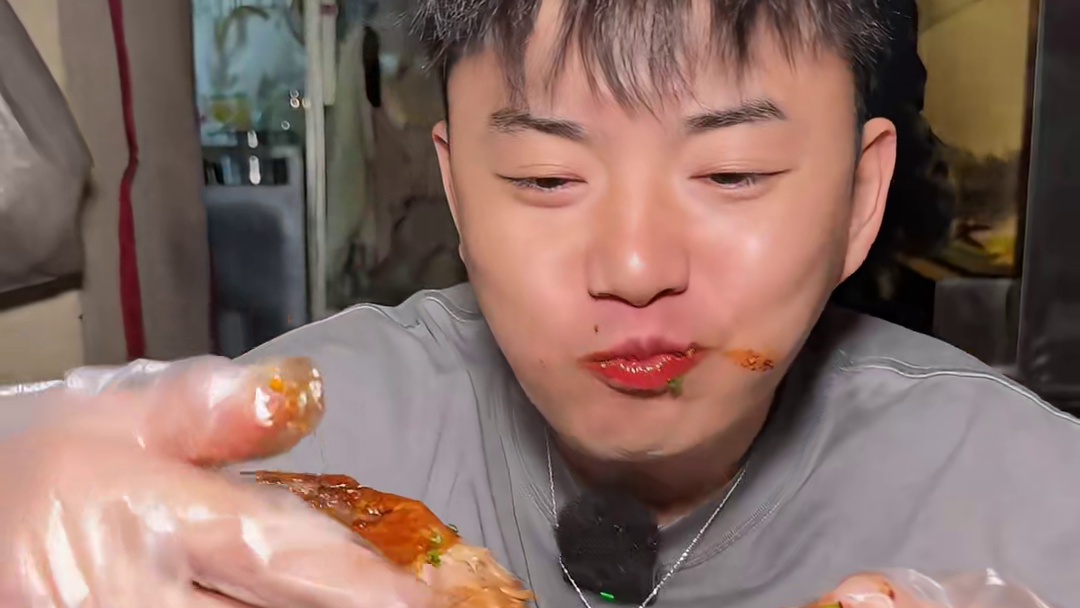 从89年流传至今的贵阳烤鲜鸡，碳香十足，皮脆爆汁！配方惊艳的辣椒裹上浓浓烟火气，在贵阳阿姨家里吃到心满意足的老式味道！