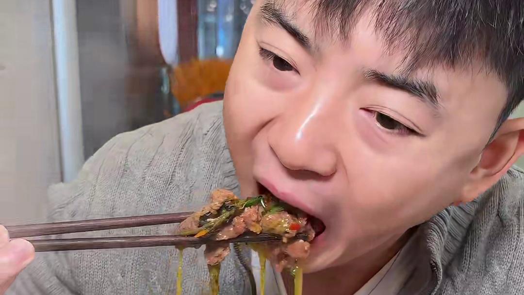 贵州料理真的太有活儿了！一炉烤鸡猪蹄只是开胃！混合烧椒炒制香辣锅底，煮出鲜切牛肉感受超爽下饭体验！