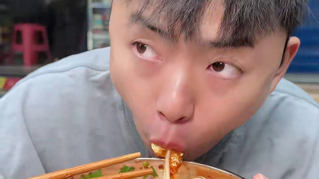 羊汤羊肉羊油辣子融合出的贵阳早餐还是太权威了！板凳当桌子，泡菜当灵魂，开春在马路边嗦一碗街头羊肉粉真的太爽了！