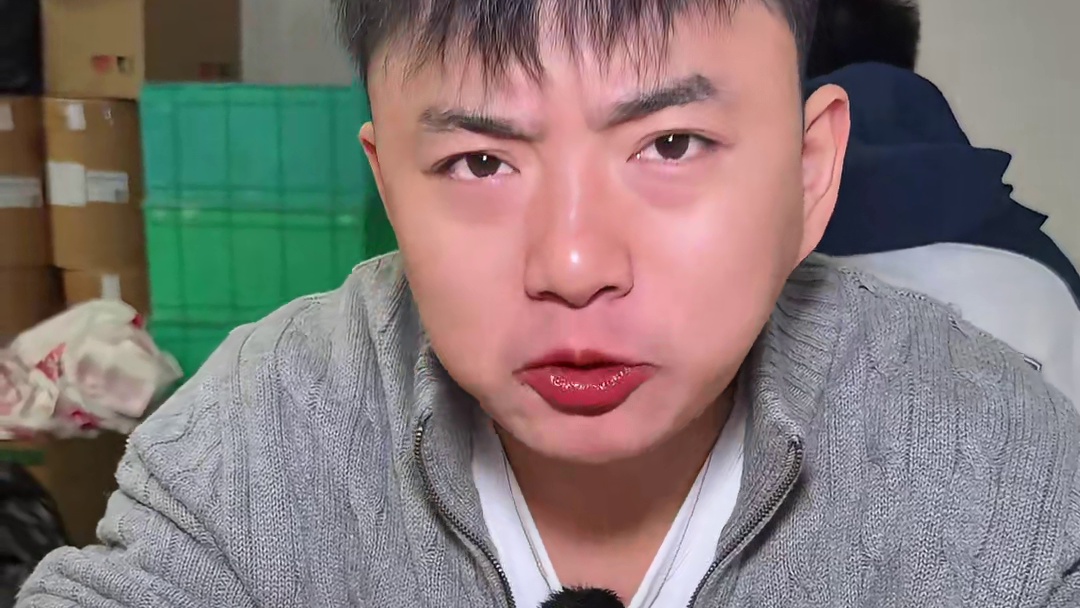 川渝大排档统一的爆辣色号！小米辣酱汁配上浓香蒜粒爆炒生猛海鲜，蟹肉鲜甜，虾肉紧实，用今年第一口小龙虾解锁销魂夜宵体验！