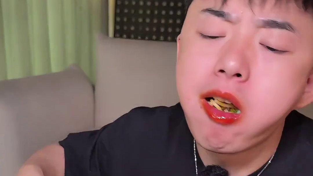 一口酸梅汤配一碗爆辣螺蛳粉，空调虽然凉爽，适当出点汗才更得劲