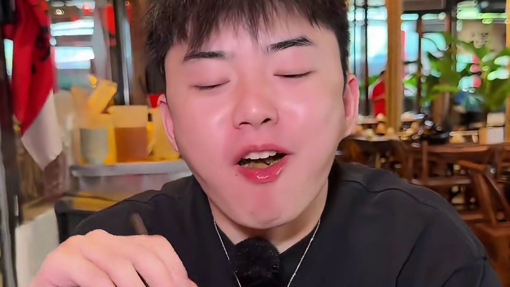 一份锅底吃出两套系统，热拌脆爽拼盘加上火辣龙虾尾，没想到加辣锅底煮出的热干面还能如此丝滑。