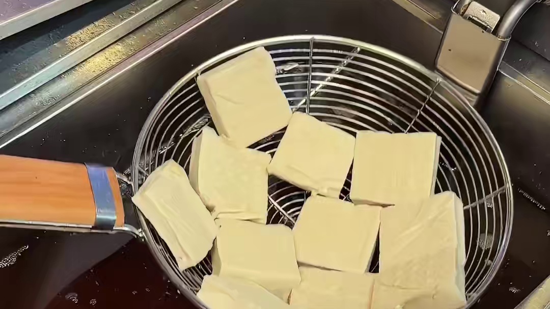 街头偶遇泡菜皮蛋炸豆腐 黏黏糊糊的一口爆汁
