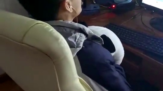 弟弟这唱功跟我有的一拼 哈哈