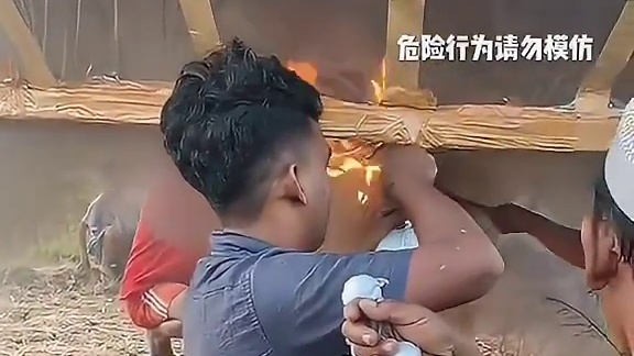 国外小伙制作巨型黑烟孔明灯