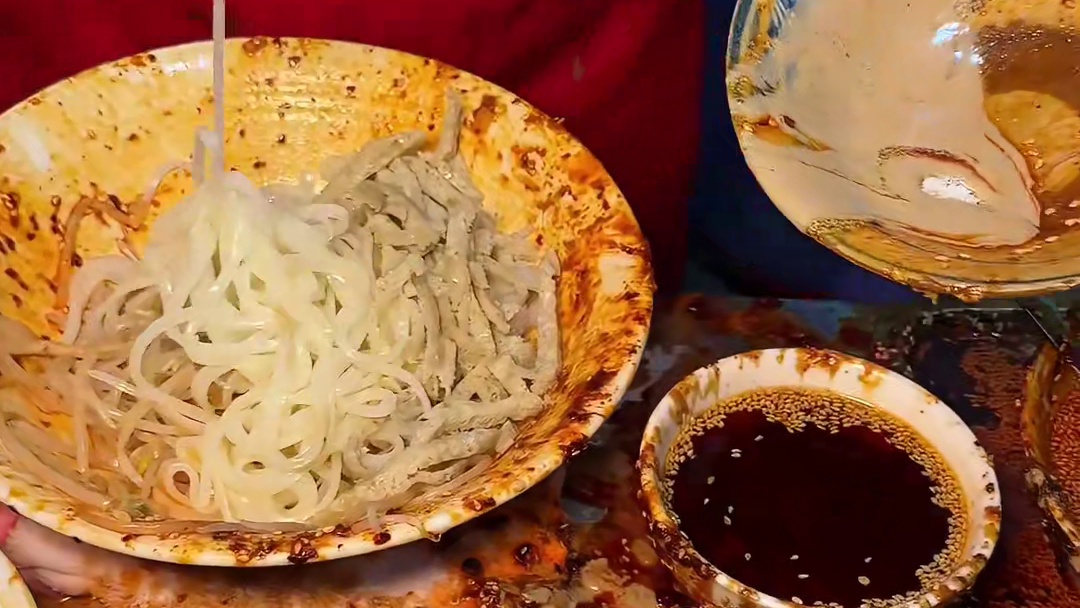西安特色美食洗碗凉皮，来西安玩必吃