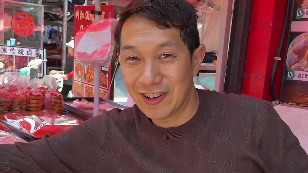 来大理街头吃老式面包，还没买就被投喂饱了！