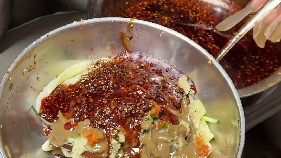 街头十元一份的混合凉皮！小料堆的像小山一样！香辣油后劲足得像巴雷特