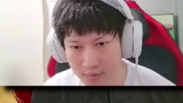 这波啊 这波是假装不敌