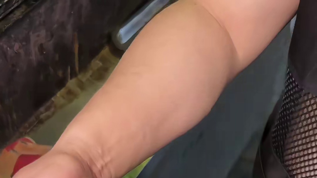 贵阳街头偶遇折耳根烤鸡蛋！！烤到七分熟用吸管吃越吸越香！