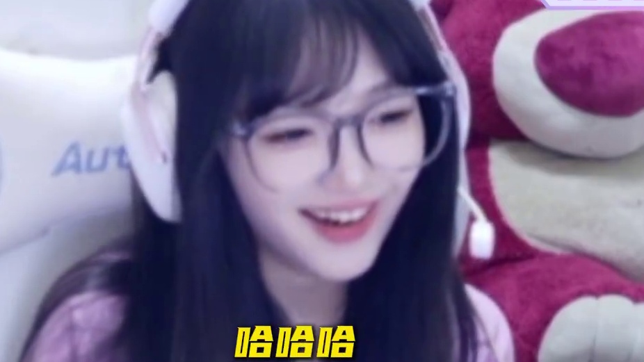 草莓在线回归宠儿看向欧欧名场面 宠儿看欧欧的样子，看笑了草莓。#cf #cf功夫联动版本 #穿越火线