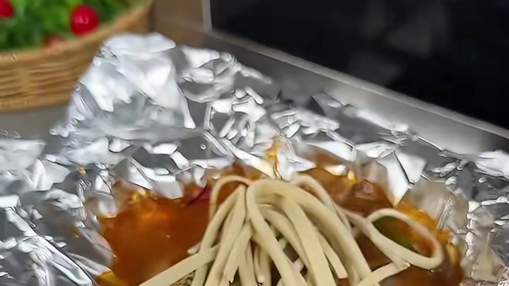 只需要一个漏勺，在家轻松复刻美食城的锡纸花甲粉，