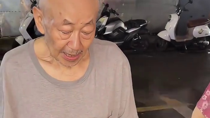 深夜偶遇深圳街头77岁的爷爷带着奶奶风雨无阻出摊20年…