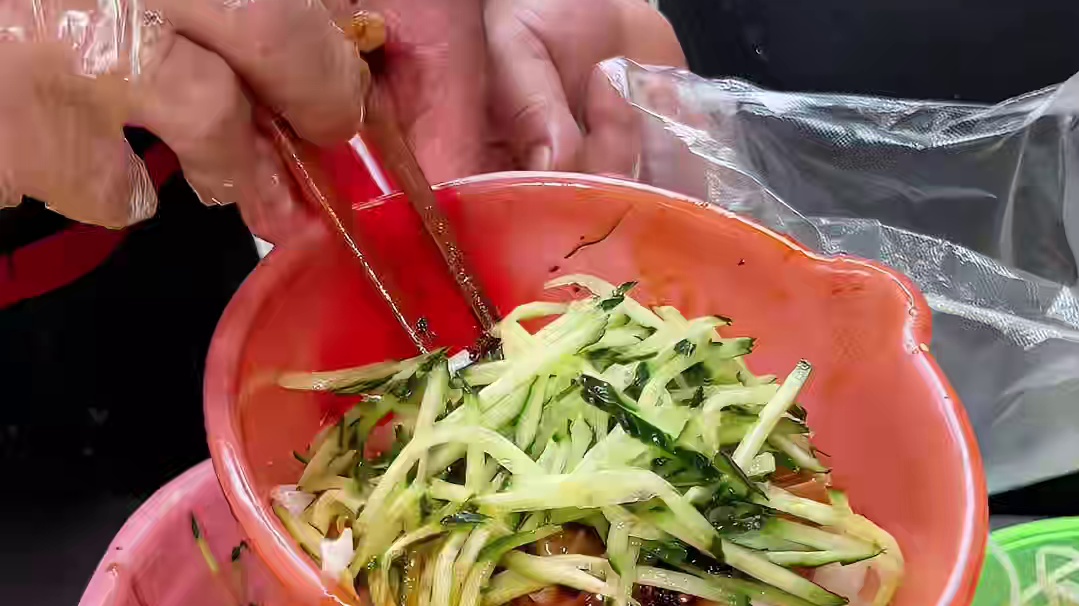 郑州街头麻酱凉皮，8元一份，第一次见这种牛筋面和凉皮还能双拼的吃法