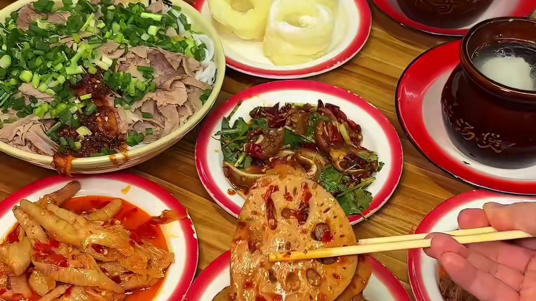 加肉之前：这师傅怎么用手抓啊？。加肉之后：谢谢您！我就喜欢吃手抓的！