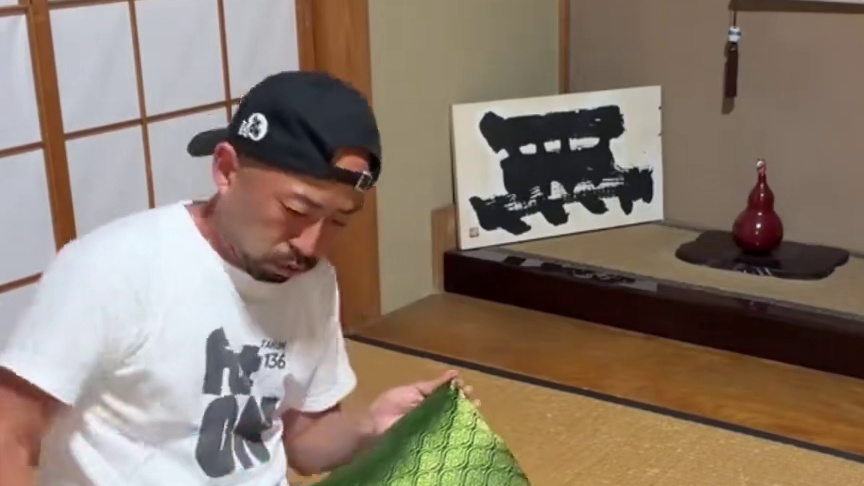 日本旅馆 现场做座布団