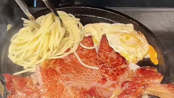 夜市偶遇战斧牛排 60一份 有面有蛋！好划算！