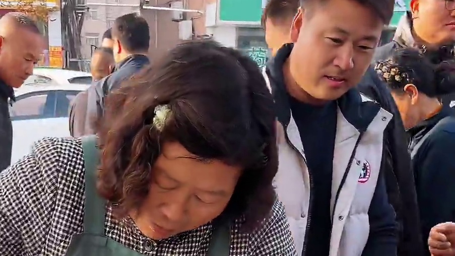江苏街头蒲包豆腐，2元一碗，第一次这样吃法的豆腐真是量大又实惠