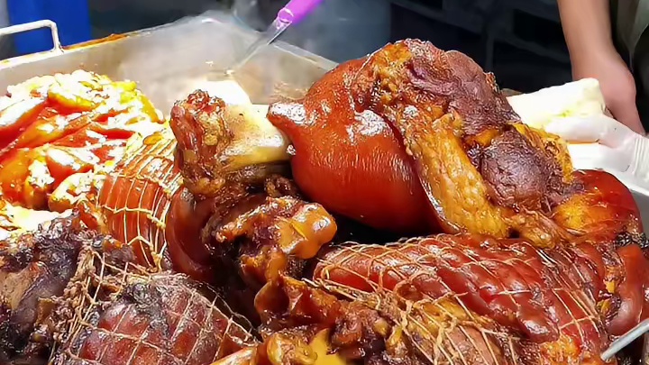 在寒冷的夜晚咬下这一口，被烧饼夹肘子“锁死”