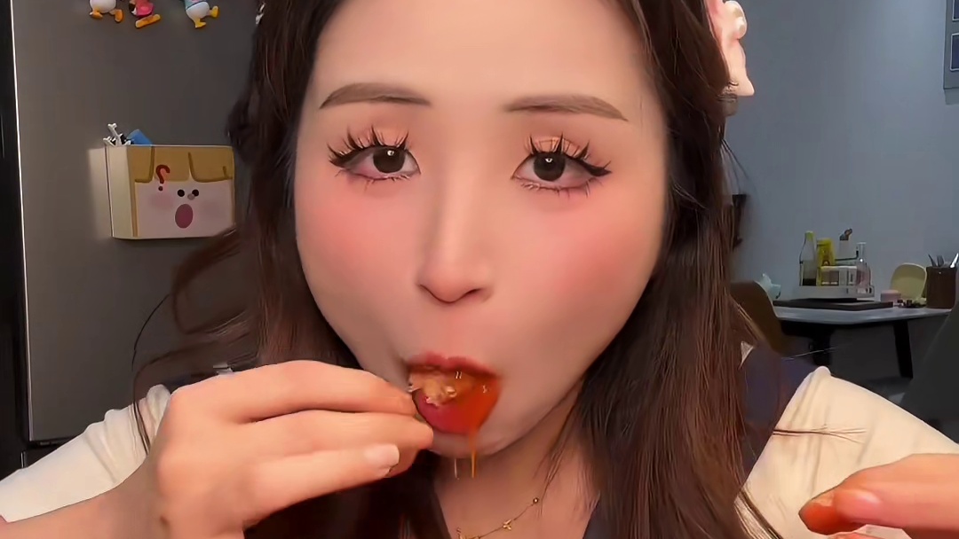 沉浸式吃吸满了料汁的菌菇拼盘