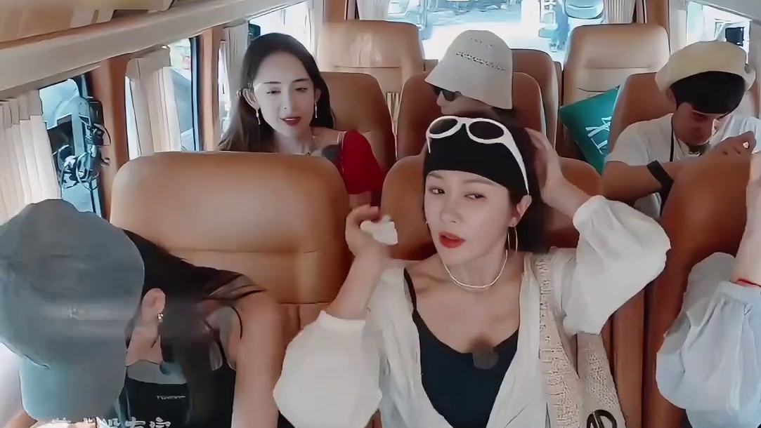 娜扎：汗流浃背了吧小胡，在我这呢