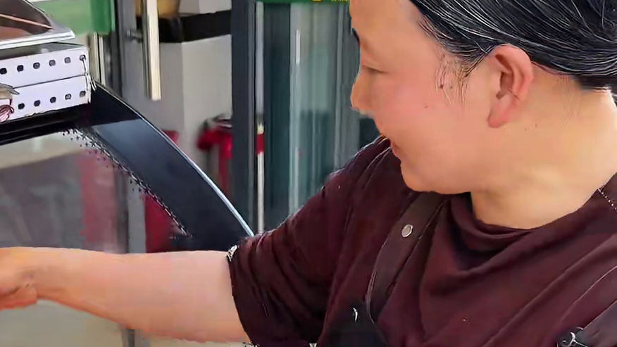 成都校门口炸串，30块钱送8瓶饮料，饮料喝不完还可以带走