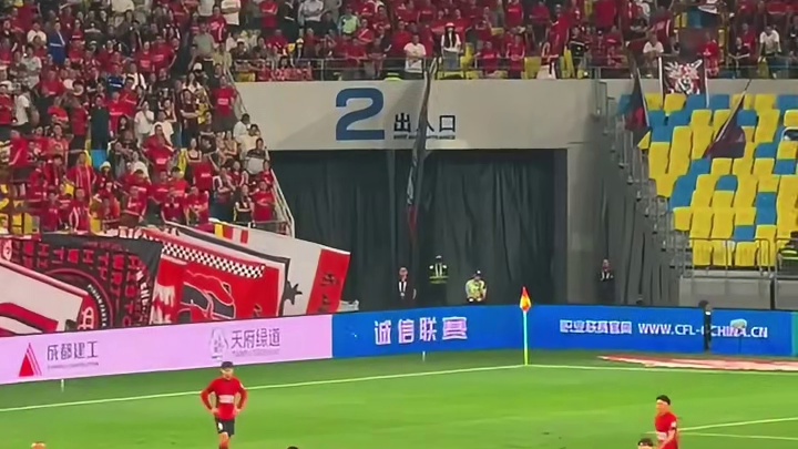 中超名场面！海港队医拖延时间被黄牌警告