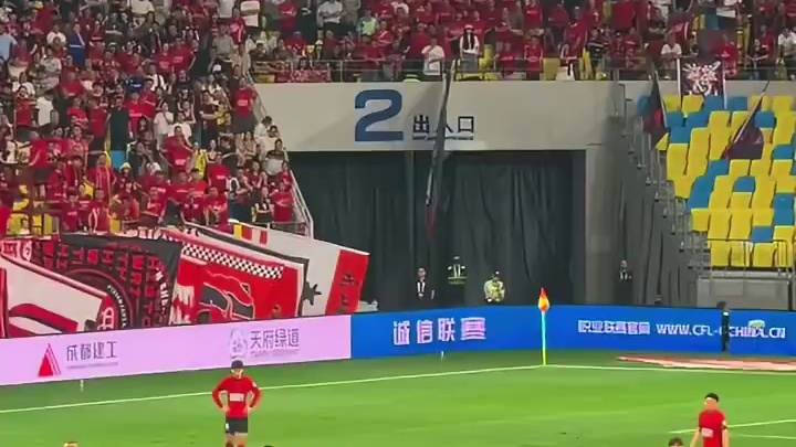 中超名场面！海港队医拖延时间被黄牌警告