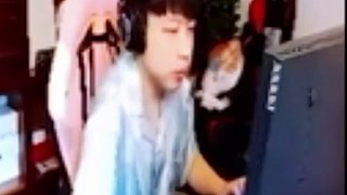 有彈幕說(shuō)18還不如槍王之王絕跡回懟直言槍王之王路都不會(huì)走，只有老觀眾才懂曾經(jīng)的8哥有多猛！
