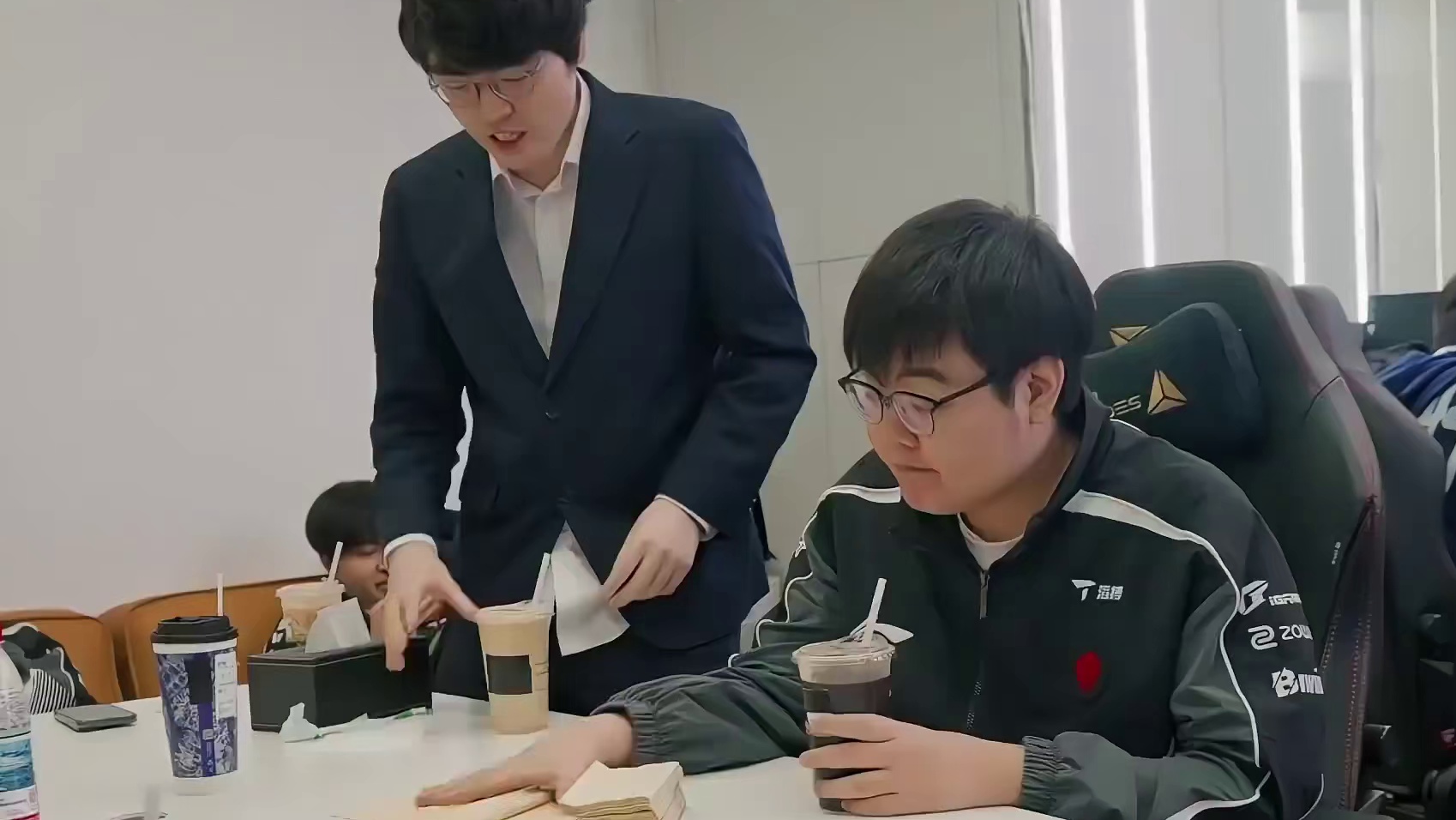 这是真哥哥！JKL表妹分享与JackeyLove合照：来哥哥家拜年，表哥不叫哥哥叫什么
