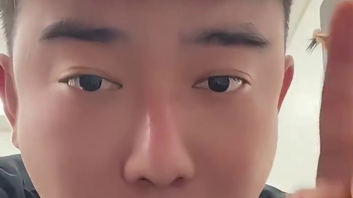 李忆推广家乡美食正宗哈尔滨红肠。