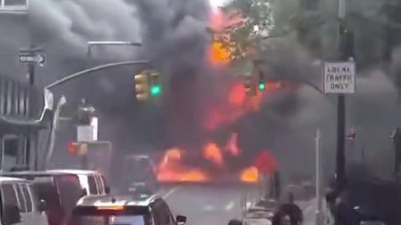 美国纽约华尔街铜牛附近汽车爆炸 现场火光冲天 行人惊慌逃跑