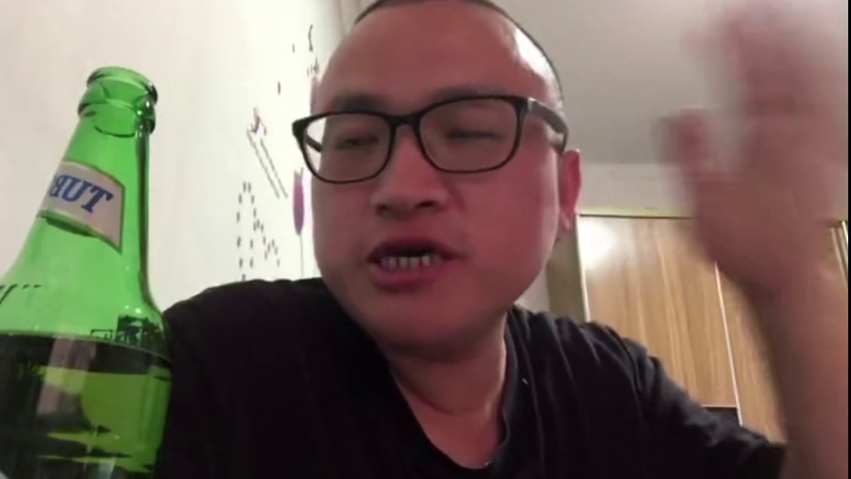 瘸狗哭诉自己腿瘸受嘲笑