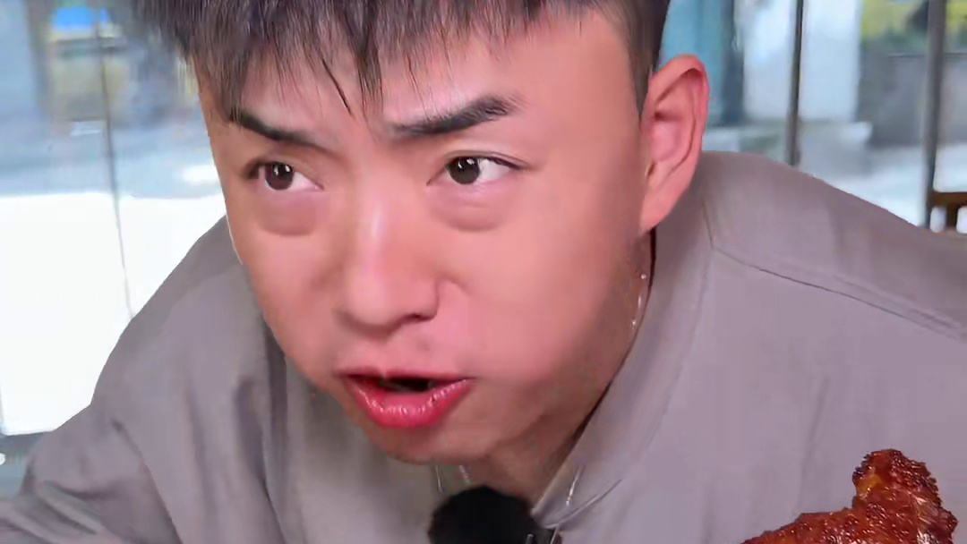 臭豆腐加小米椒鸡汤煮出的神奇米线！搭配猪蹄牛排和透油大包，这顿早餐玩的太大了！
