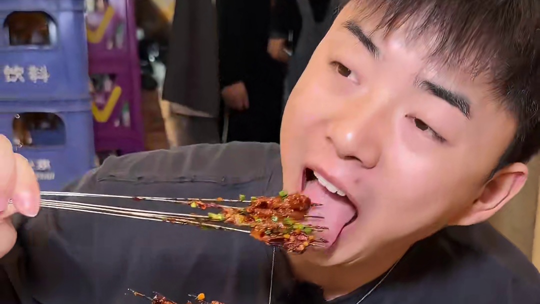 贵阳深夜的狂野烤串！猛火碳炉加上鸡汤折耳根蘸水，这一口鲜牛肉串太解馋了！