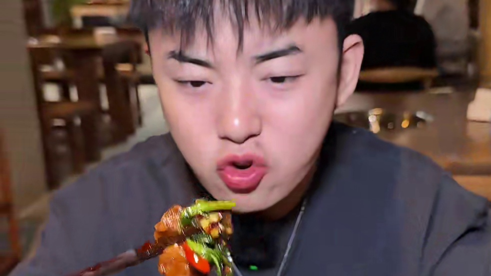 连皮带筋,炖出果冻质感的贵阳黄牛肉到底多惊艳！满满胶质感加上香浓肉质，一口三重惊喜，再炖一锅牛肚大杂烩也太下饭了。