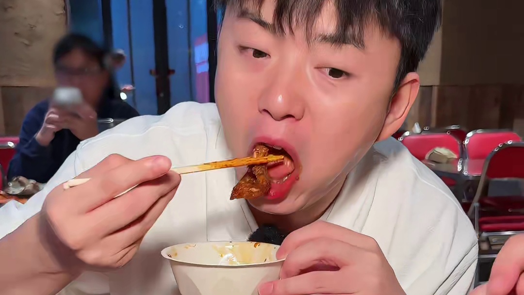 比烧烤更考究，比铁板烧更上头！青岛戳子肉到底是怎么个事，小毅直接挑战山东爆辣，感受至鲜至香的青岛宵夜盛宴！