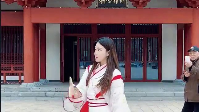 爷咱就是想问爷爷在拍谁？ 