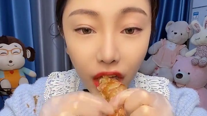 来啦姐妹们！好久没吃生呛黑虎大虾啦！！！看的过瘾姐妹双击加关注哦~每晚9点40一起来吃饭呦！@❤一鑫
